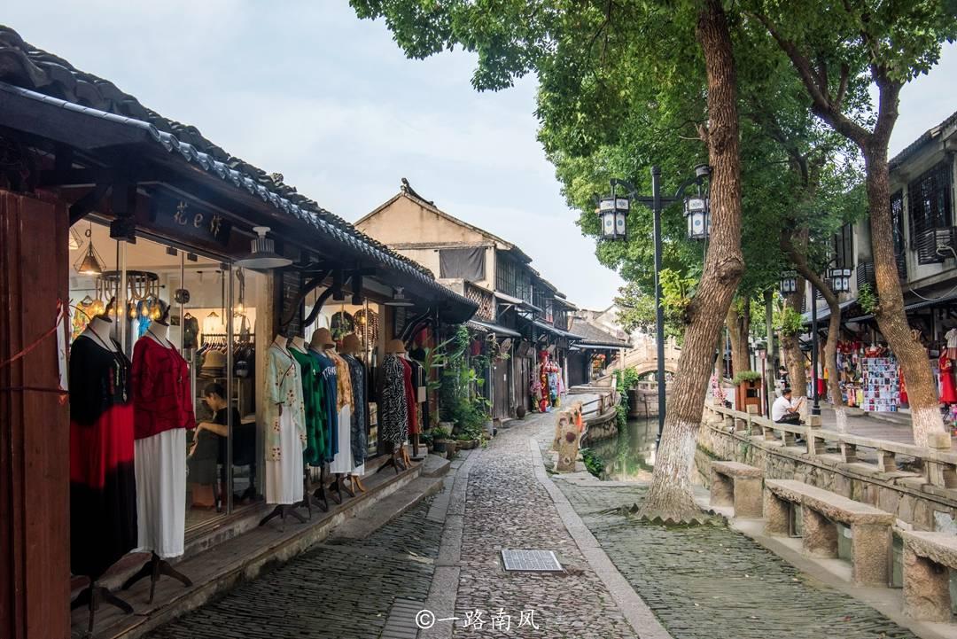 餐厅的面积不太大，在选择餐桌时，需要注意些什么呢？